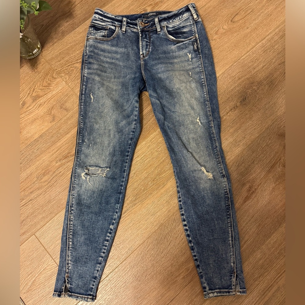Silver Avery Ankle Skinny Jean in Distressed Blue
